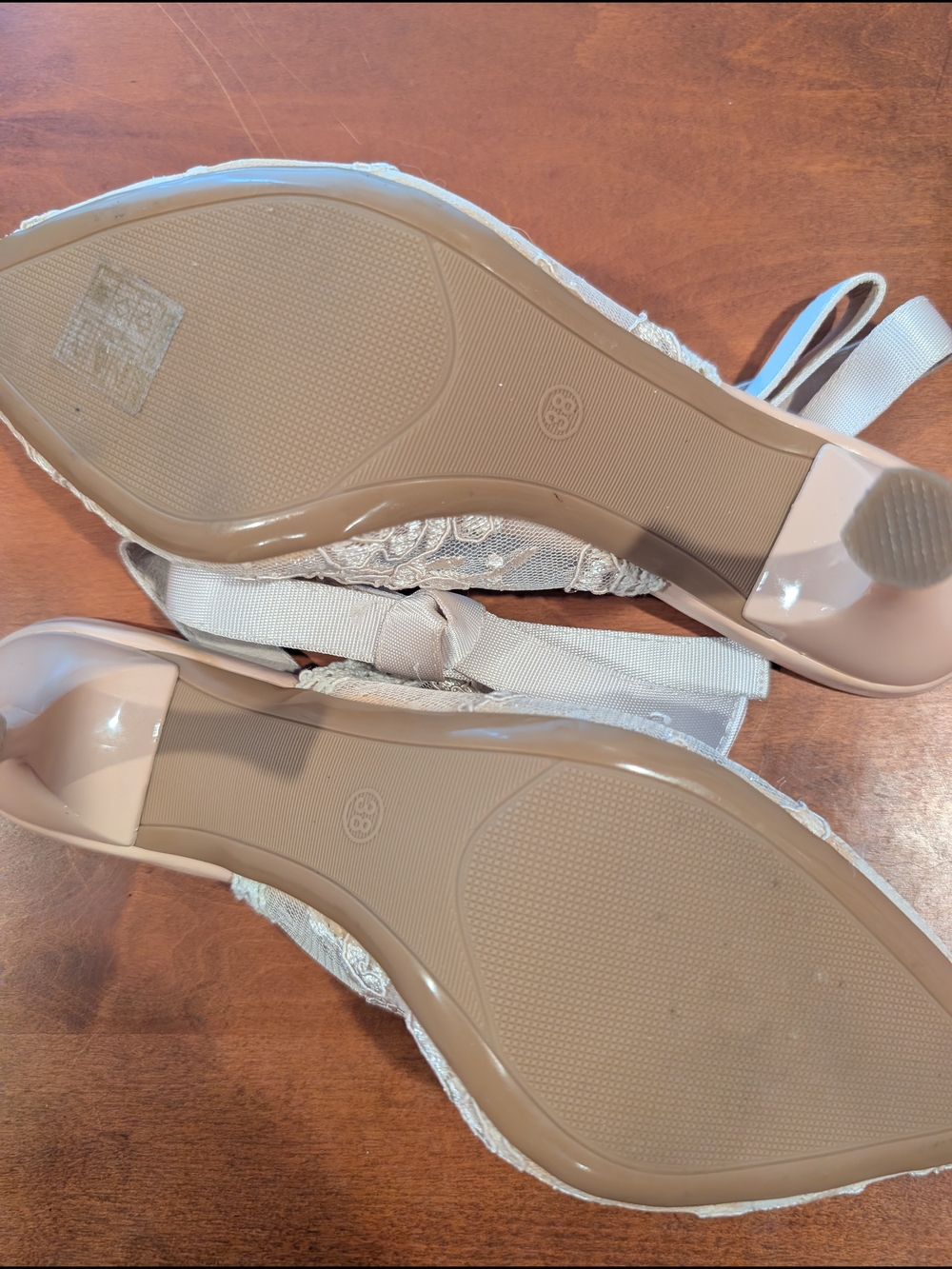 Elegant Lace Pointed-Toe Slingback Heels in Cream - Picture 2 of 3